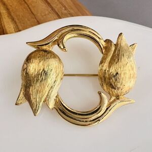 Vintage Signed MONET Brushed Gold Tone Circling TULIP WREATH Brooch 1109